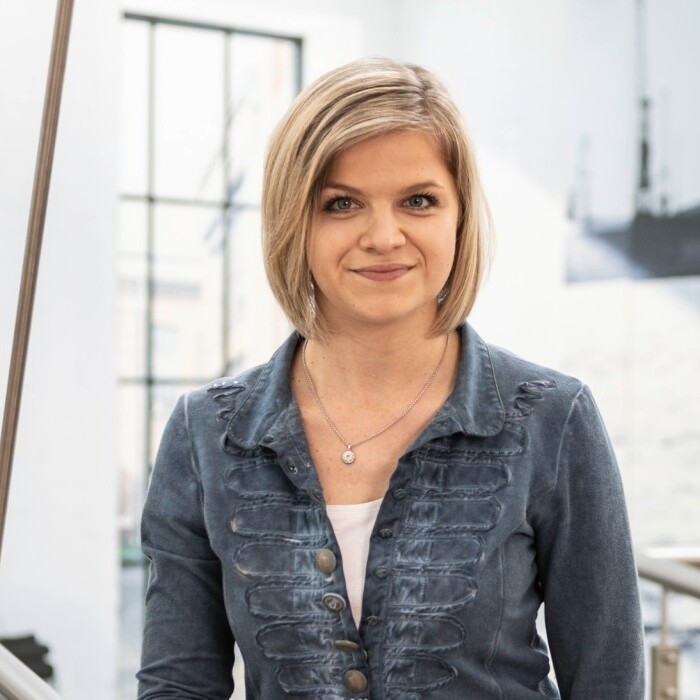 Eine Frau mit einem Bob.