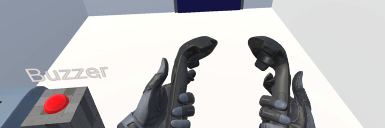 Zwei Hände mit Spielsteuerungen in einem weissen Raum, vor einer blauen Tür und einem roten Knopf mit Buzzer.