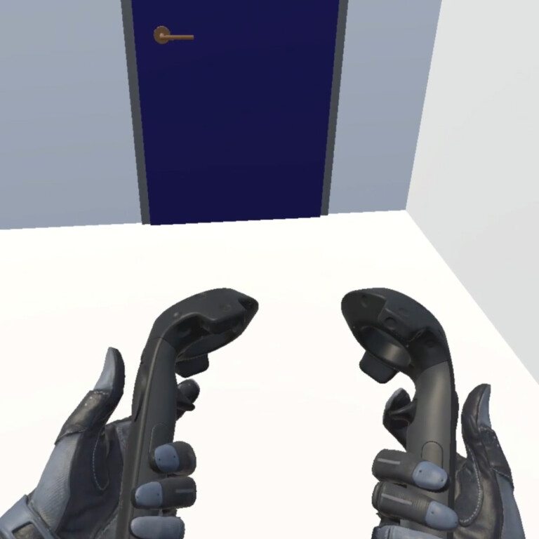 Zwei Hände mit Spielsteuerungen in einem weissen Raum, vor einer blauen Tür und einem roten Knopf mit Buzzer.