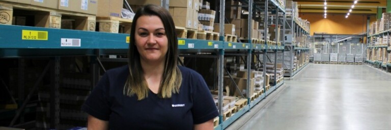 Marion Glückler im Logistikzentrum in Pfullendorf