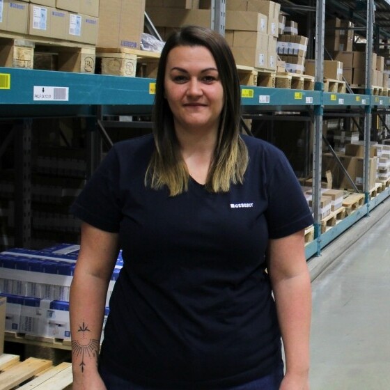 Marion Glückler im Logistikzentrum in Pfullendorf