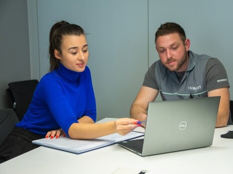 Inja Škrinjar und ein Kollege bei der Arbeit.