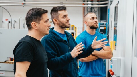 Bild von Mevljudin Memedi und zwei Mitarbeitenden