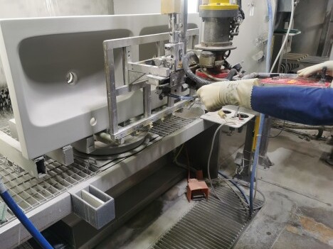 Hebehilfen im italienischen Keramikwerk in Gaeta stellen sicher, dass keine körperliche Kraft mehr notwendig ist, um die Keramiken zu bearbeiten.