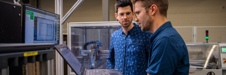 Arne Seeliger und Christian Landolt prüfen die Daten der schwarzen Box von QualiVision.