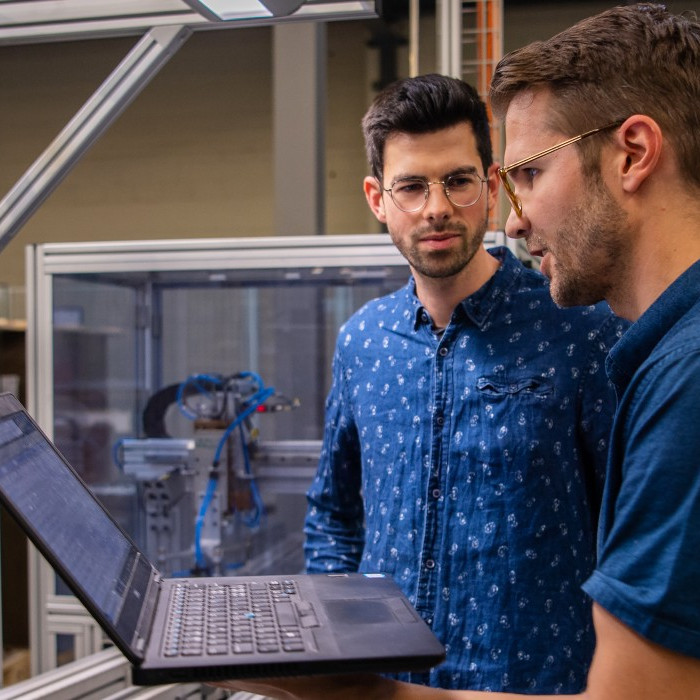 Arne Seeliger und Christian Landolt prüfen die Daten der schwarzen Box von QualiVision.