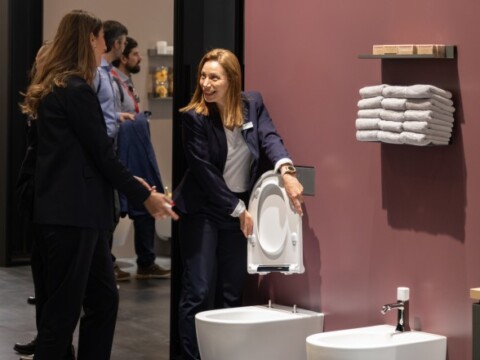 A Geberit employee demonstrates the product.