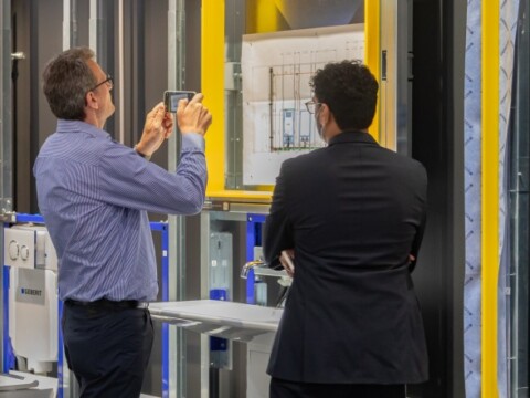 Guests appraise the Geberit ONE washbasin.