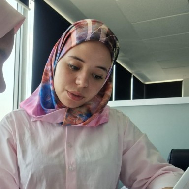 Zwei Frauen besprechen einen Plan und eine hält einen Bleistift.