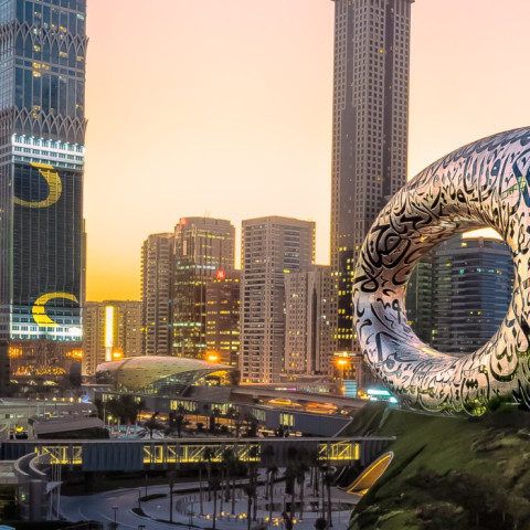 Das Museum of the Future in der Skyline von Dubai.