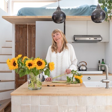Die Niederländerin Marjolein Jonker in ihrem Tiny House.