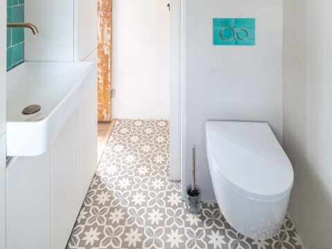 The small bathroom with WC, actuator plate and lay-on washbasin from Geberit