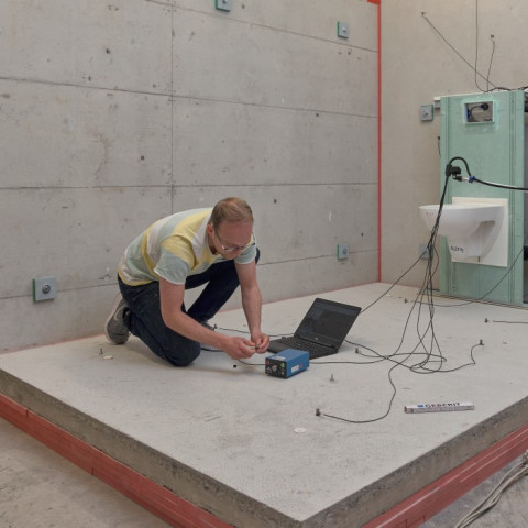 Picture of the reception plate test stand