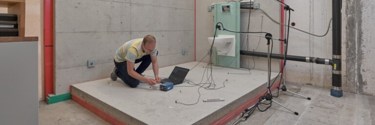 Picture of the reception plate test stand