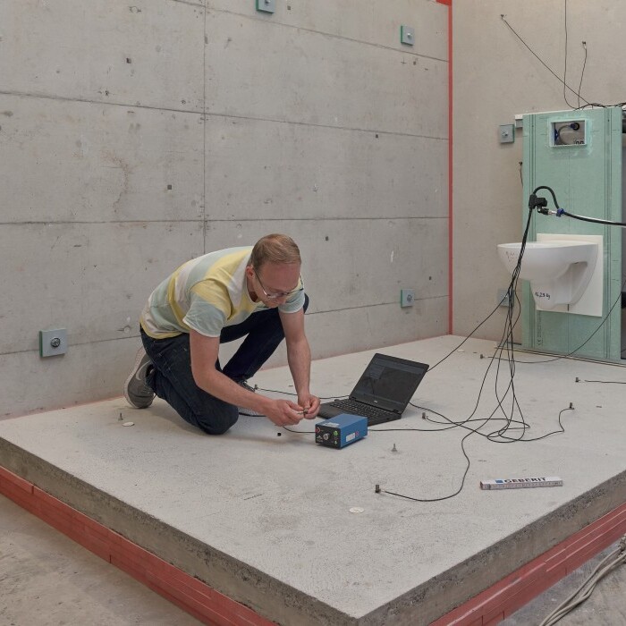 Picture of the reception plate test stand