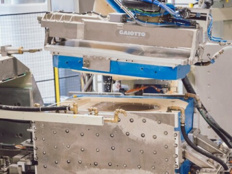 Ein Roboter bei der Keramikherstellung