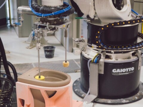 Der Roboterarm behandelt das Stück mit einem Schwamm