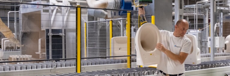 Lifting aid at the Geberit ceramics plant in Koło, Poland