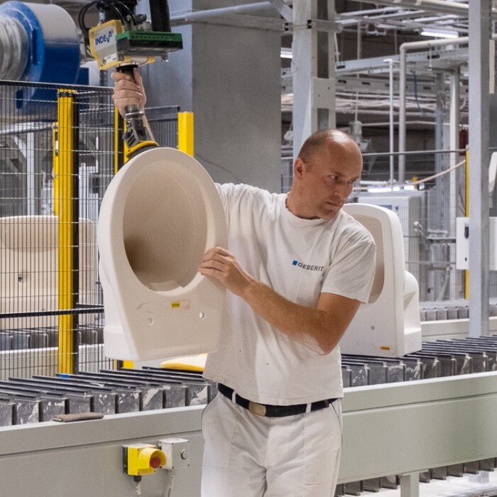 Lifting aid at the Geberit ceramics plant in Koło, Poland