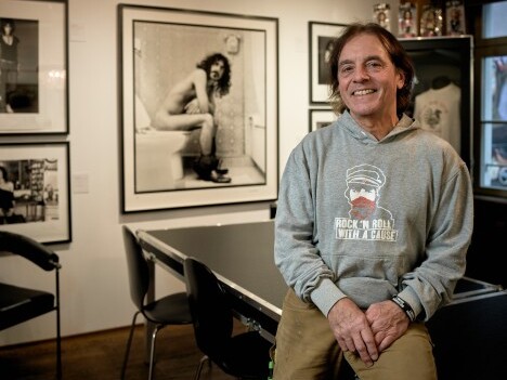 Andy Ibach vor einer Fotografie von Frank Zappa.