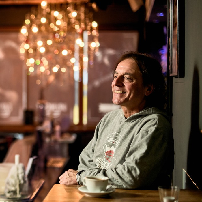 Andy Ibach in seiner Bar «L’Unique» in der Basler Altstadt.