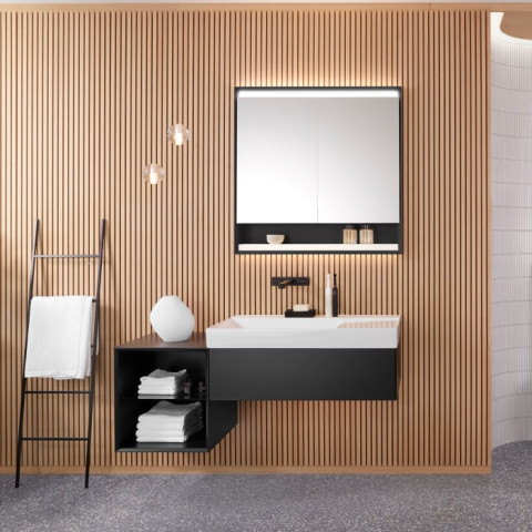 Modernes Badezimmer mit Holzverkleidung, Waschbecken, Spiegel, Toilette und Duschbereich.