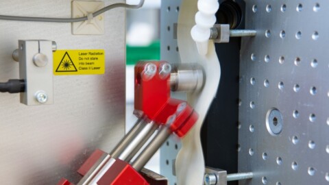 Ein mechanisches Gerät mit roten Elementen.