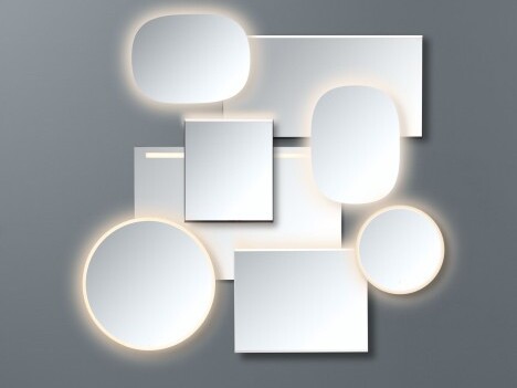 Eine moderne Wanddekoration aus verschiedenen geometrischen Spiegeln in unterschiedlichen Formen, Grössen und Beleuchtung.