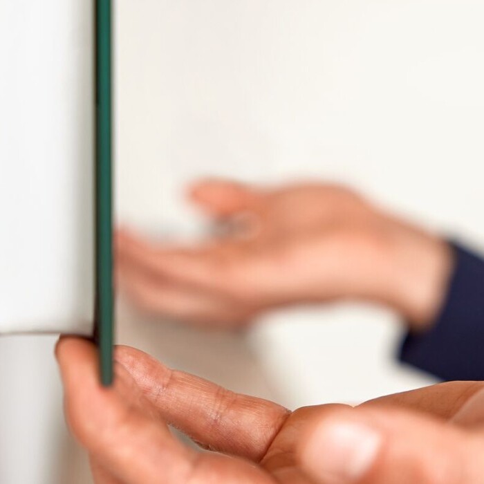 Der Spiegel wird in der Halterung eingehängt und festgedrückt. Beim Entfernen des Spiegels haften die Clips an der Wand.