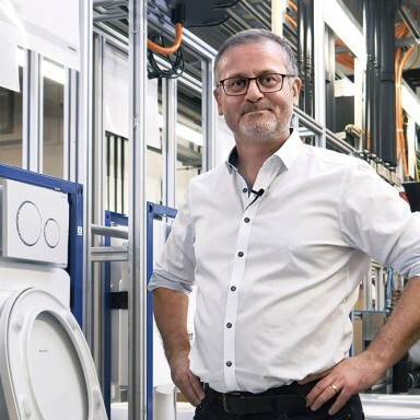 Rolf Kuster, Head of Product Line Flushing Systems in the Geberit sanitary laboratory.
