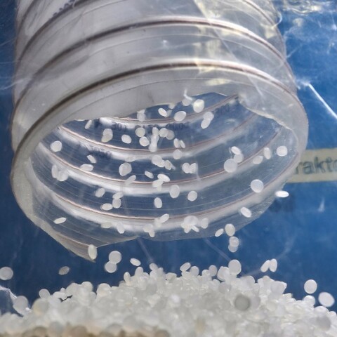 The metal extractor in action: a portion of granulate with impurities is being sorted out.