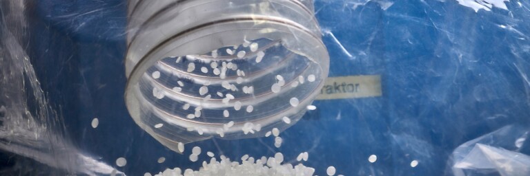 The metal extractor in action: a portion of granulate with impurities is being sorted out.