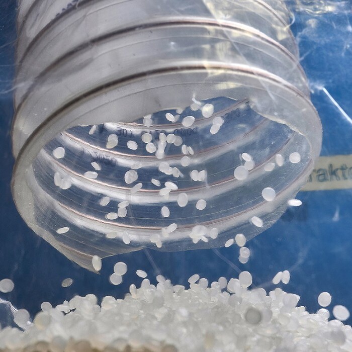 The metal extractor in action: a portion of granulate with impurities is being sorted out.