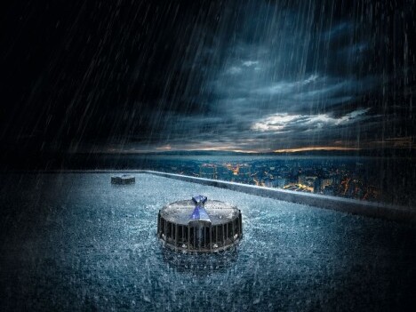 Ein Dach mit Dachentwässerungssystem bei starkem Regen und Ungewitter.