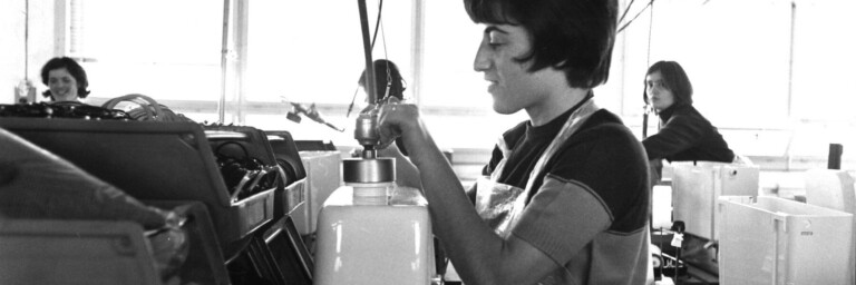 Produktion von PVC-Spülkästen in Jona um 1965.