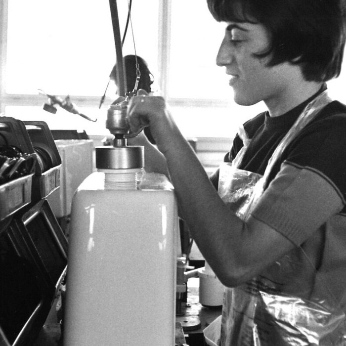 Produktion von PVC-Spülkästen in Jona um 1965.