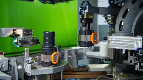 Roboterarme in einer automatisierten Umgebung.