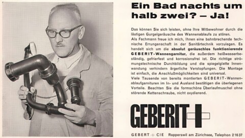 Werbung für Geberit-Wannenablauf mit einem Mann, der Sanitärrohre hält.