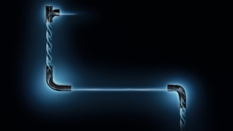 Ein abstraktes Bild, das einen leuchtenden Wasserfluss durch eine Rohrstruktur auf dunklem Hintergrund zeigt.