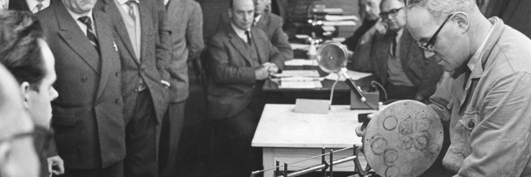 In den 1960er Jahren demonstriert Roland Hinden, Leiter des Technischen Beratungsdienstes, wie man PE-Rohre mit einem Schweissspiegel verbindet.