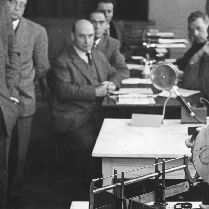 In den 1960er Jahren demonstriert Roland Hinden, Leiter des Technischen Beratungsdienstes, wie man PE-Rohre mit einem Schweissspiegel verbindet.