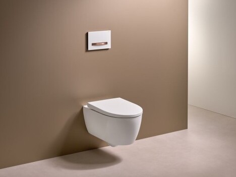 Hängendes, modernes WC vor einer einfarbigen, braunen Wand.