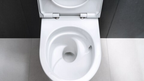 Weisse Toilettenschüssel mit einer spiralförmigen Innenform.