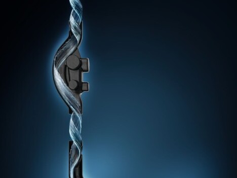 Ein schwarzes Abwasserrohr mit und einem illustrierten Wasserfluss.