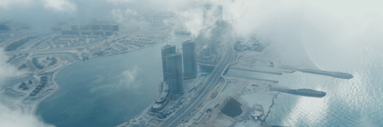 Städtische Küstenansicht mit hochmodernen Gebäuden, umgeben von Wasser und Nebel.