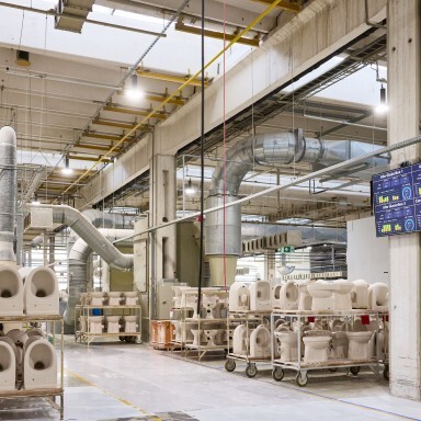 Mastering processes also includes displays in production that provide a real-time overview of quantities and performance.