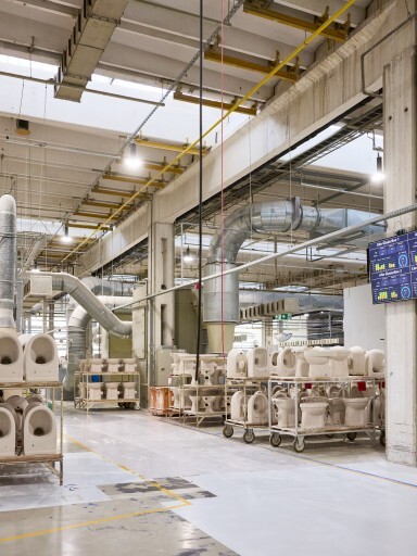 Mastering processes also includes displays in production that provide a real-time overview of quantities and performance.