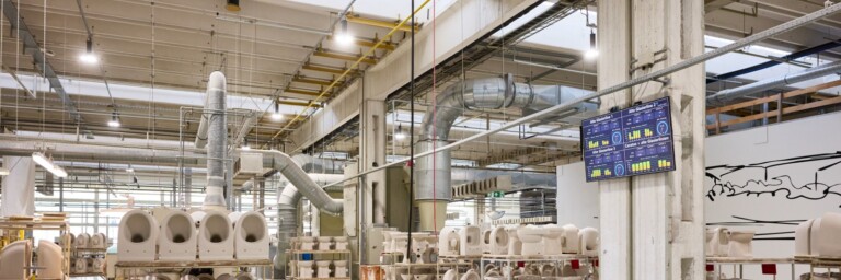 Mastering processes also includes displays in production that provide a real-time overview of quantities and performance.