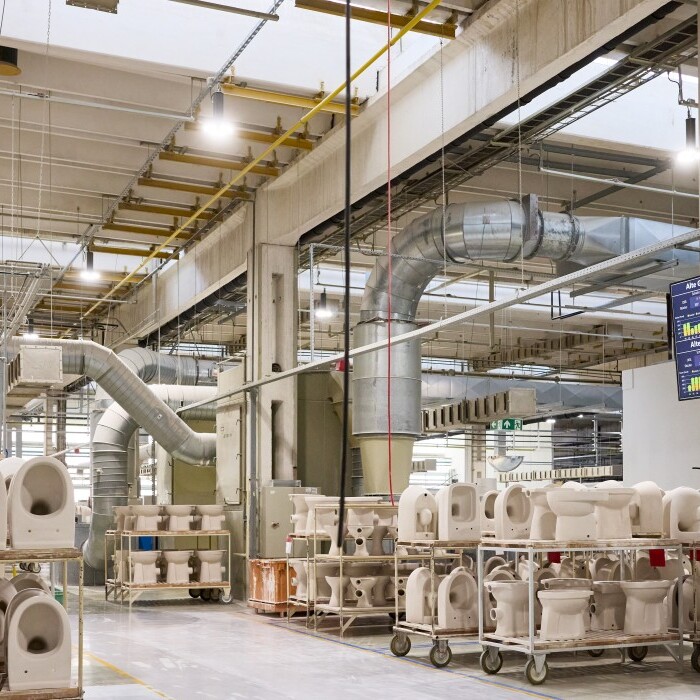 Mastering processes also includes displays in production that provide a real-time overview of quantities and performance.