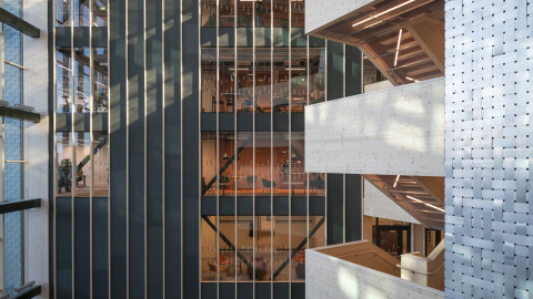 Moderne Architekturszene mit grossen Fenstern, und vertikalen Streifen an den Wänden.